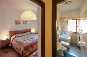 Un pat sau paturi într-o cameră la Casa Nicolai, 2-Room Accomodation Lake Mergozzo