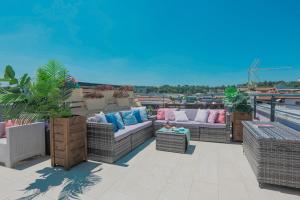 デセンツァーノ・デル・ガルダにあるLa Nike - Attico a Desenzano Centro, 10 Minuti dal Lungo Lagoの屋上のパティオ(ソファ、テーブル付)