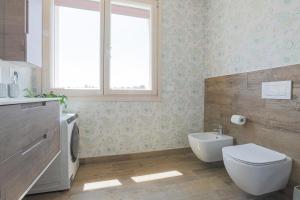 デセンツァーノ・デル・ガルダにあるLa Nike - Attico a Desenzano Centro, 10 Minuti dal Lungo Lagoのトイレと洗面台のあるバスルーム +28枚の写真