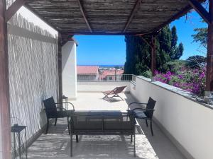 プーラにあるVilla Fatta di Sogniの海の景色を望むバルコニー(椅子付)
