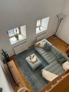 an overhead view of a living room with a couch and a table at Rare Gem in Wasserburg in Wasserburg am Inn