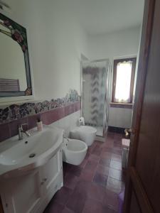a bathroom with two sinks and a toilet and a shower at La Fratta in Sorano