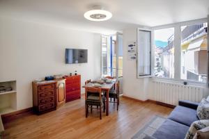 a living room with a table and a dining room at la Strecia in Stresa