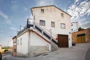 a building with a staircase on the side of it at Apartamento turístico Ana, con garaje y bonitas vistas in Arróniz