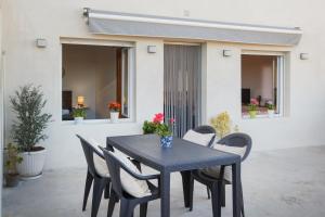 a black table and chairs on a patio at Apartamento turístico Ana, con garaje y bonitas vistas in Arróniz