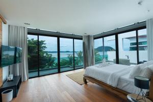 Ένα ή περισσότερα κρεβάτια σε δωμάτιο στο 拉威Eva11三卧沙滩别墅 出门就是大海 三个卧室都是海景独卫 +44 φωτογραφίες