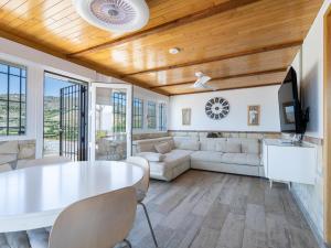 TV a/nebo společenská místnost v ubytování Cortijo La Manna con piscina privada - Salobreña