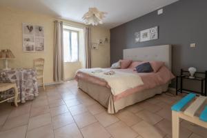 Ένα ή περισσότερα κρεβάτια σε δωμάτιο στο Domaine la coquillade +27 φωτογραφίες
