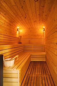 un grand sauna en bois avec une baignoire. dans l'établissement Ikonik Spa Hotel, à Nyíregyháza 37 autres photos