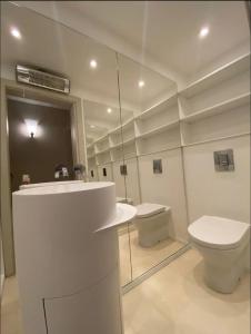 バレッタにあるStylish Seaview Valletta Houseのトイレと洗面台を備えた白いバスルーム +18枚の写真