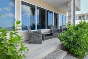 a balcony with chairs and a table on a building at Aruba Commandeurs Unit D in Oranjestad
