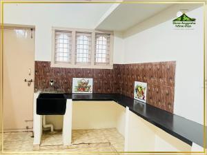 a room with a black and white desk in it at Shree Anugraha Home Stays in Tiruvannāmalai +11 photos