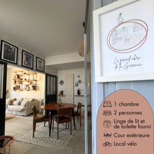 En eller flere senge i et værelse på Le grand abri de la Garenne - Séjour cosy à Blois