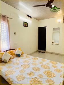 a bedroom with a large bed in a room at Shree Anugraha Home Stays in Tiruvannāmalai