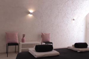 une chambre avec deux chaises et une table avec un vase dans l'établissement Vico Gabella B&B, à Castellana Grotte 7 autres photos
