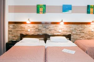 En eller flere senger på et rom på Narkissos Hotel