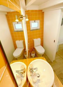 a bathroom with two toilets and a sink at Small Room - FLAMINGA'S PLACE in Lajes do Pico