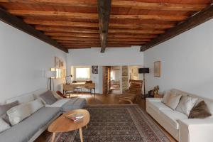 A seating area at Classic and chic apartments in Trastevere Még 37 kép
