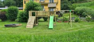 plac zabaw w podwórzu domu w obiekcie Feriendomizil Wetzelberger w mieście Mönichwald