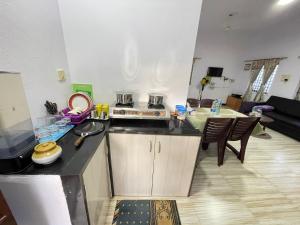 Yashasvi- Sea View Cottage的厨房或小厨房