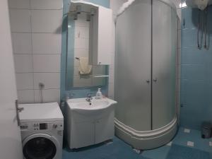 un bagno con lavandino e lavatrice di MedO a Čapljina