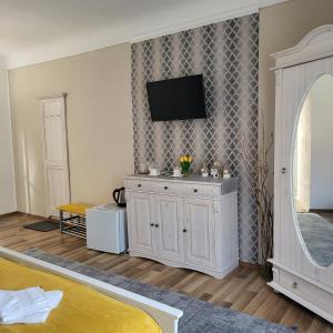 een woonkamer met een tv aan de muur bij Casa centru vechi sibiu in Sibiu