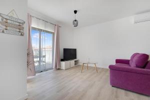 Μια τηλεόραση ή/και κέντρο ψυχαγωγίας στο 13 Esteva Resorts rcA Aljezur 5 min to the Beach