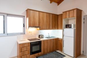 Кухня или мини-кухня в Petros House Fantastic View By Greece Apartments
