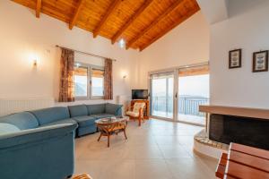 Телевизор и/или развлекательный центр в Petros House Fantastic View By Greece Apartments