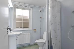 un bagno con un water, un lavandino e una finestra di Rum mitt stan a Grebbestad