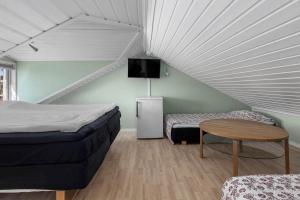 una camera con letto e tavolo con TV di Rum mitt stan a Grebbestad