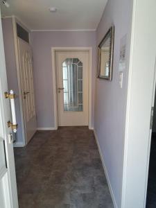 an empty hallway with a door and a mirror at Vitus-Perle in Saint-Vith