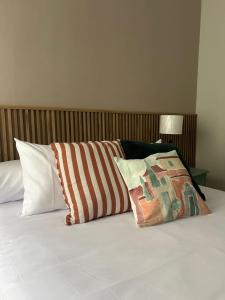 un letto con due cuscini sopra di Lima Atelier Boutique a Lima Altre 27 foto
