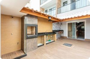 a kitchen and living room of a house at Triplex Belíssimo in Cabo Frio