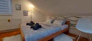 una camera da letto con un letto con lenzuola e cuscini blu di Apartman "Andjela" a Belgrado