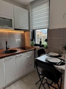Η κουζίνα ή μικρή κουζίνα στο HelVik Apartman Aqua Park +10 φωτογραφίες