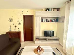 Una sala de estar con un sofá y un televisor. en A Illa de Arousa, en A Illa de Arousa