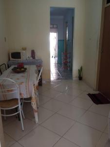 a room with a table and a tiled floor at Casa quarto dormitório estudantil em salobrinho para uescquianos in Ilhéus