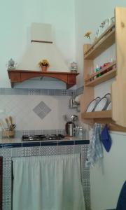una piccola cucina con piano cottura e forno di Appartamento Shabby Chic a Trapani