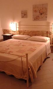 una camera da letto con un grande letto con due cuscini di Appartamento Shabby Chic a Trapani