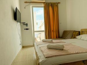 Rúm í herbergi á Biser Apartmani