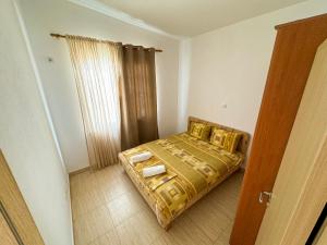 Rúm í herbergi á Biser Apartmani
