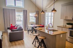 Una cocina y una sala de estar con un sofá y una mesa. en Le Viking Resort, en Sainte-Marguerite