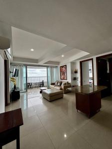 ein großes Wohnzimmer mit Couch und Tisch in der Unterkunft Paraíso en Bocagrande con Vista al Mar in Cartagena de Indias