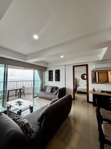 ein Wohnzimmer mit Sofa und Tisch in der Unterkunft Paraíso en Bocagrande con Vista al Mar in Cartagena de Indias