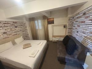 A bed or beds in a room at Mara Suite Taxim