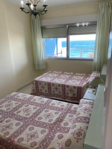 アルメリアにあるVivir en la puerta del marのベッドルーム1室(ベッド2台付)、海の景色を望む窓が備わります。
