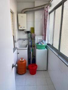 アルメリアにあるVivir en la puerta del marのトイレと窓のある小さなバスルーム