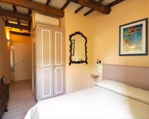 A bed or beds in a room at Ricky Rooms