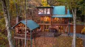 una casa en el bosque con techo verde en Almost Heaven, en Blue Ridge
